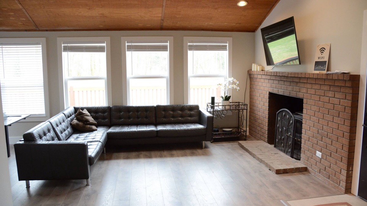 Gold Bar Cottage | Riverfront House + 2 Acre Land + Wallace River + Private Creek