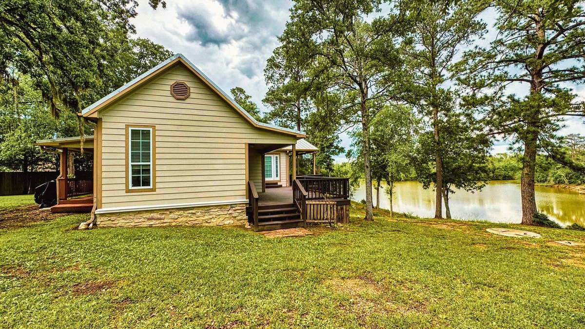 Oakhurst House | Riverfront house with a party barn & private boat ramp