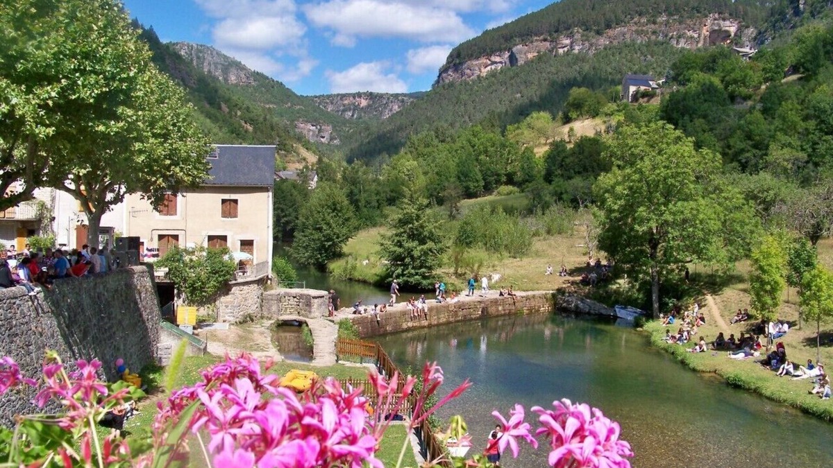 Treves House | Riverfront house with swimming pool and magnificent view of the mountains and cliffs.