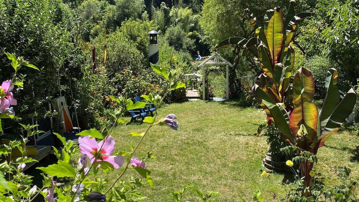 Guerneville House | RIVERFRONT, KAYAKS, DOCK, YARD, VIEW, HOT TUB, POOL TABLE, BBQ, 5 STAR