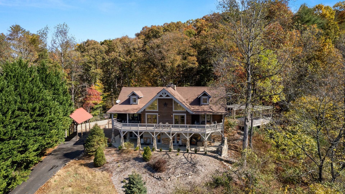 Marshall Cabin | Riverfront Lodge w/Hot Tub, Game Room & Views + Biltmore Pass