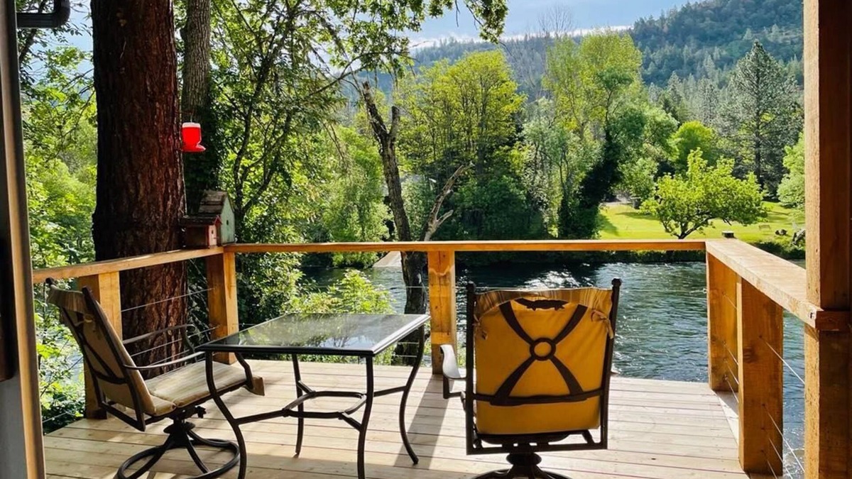 Shady Cove Hotel | Riverfront Lodging