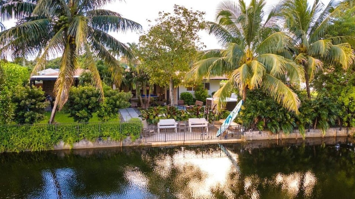 El Portal Villa | Riverfront Luxury Villa w/Paddle Boards & Jacuzzi!