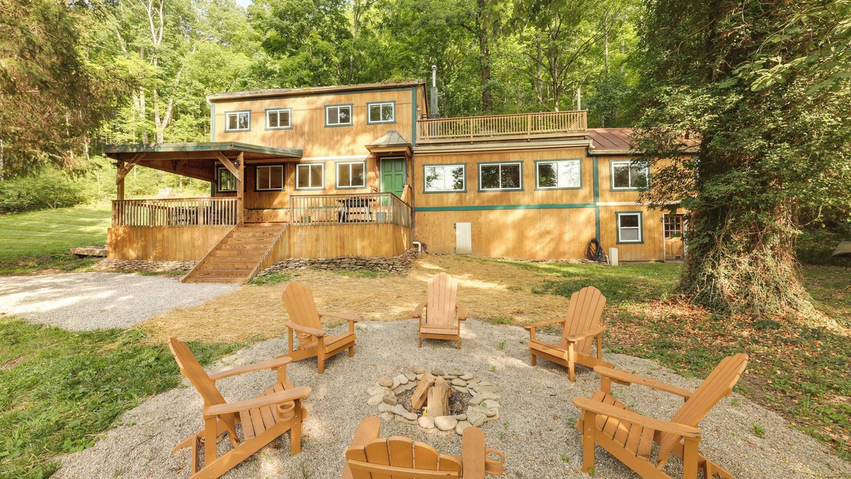 Milford Cottage | Riverfront Milford Getaway w/Kayaks + Deck!