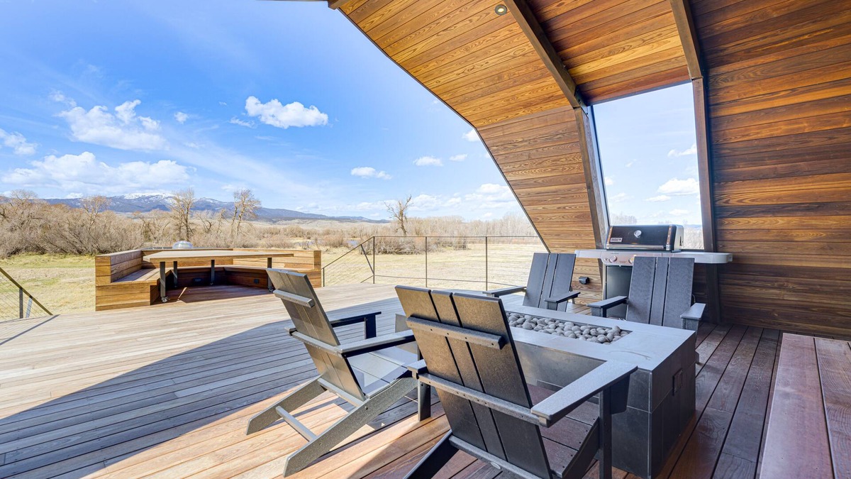 Whitehall House | Riverfront Montana Retreat - Deck, Fire Pit & Pond