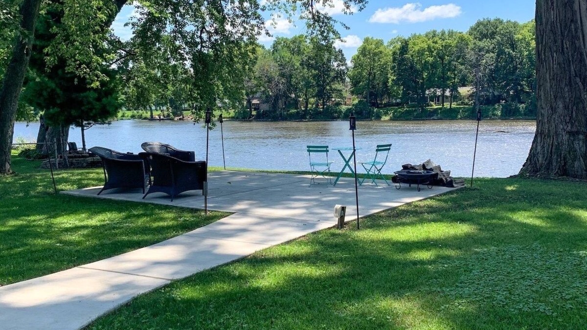 Momence House | Riverfront Oasis: Parks+ Kayaks+Relaxation Await!