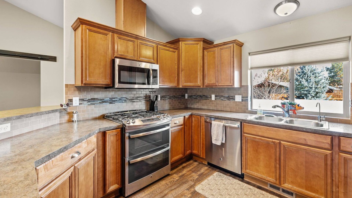 Tumalo House | Riverfront on half acre lot-2 car garage-walk to tap house and restaurants
