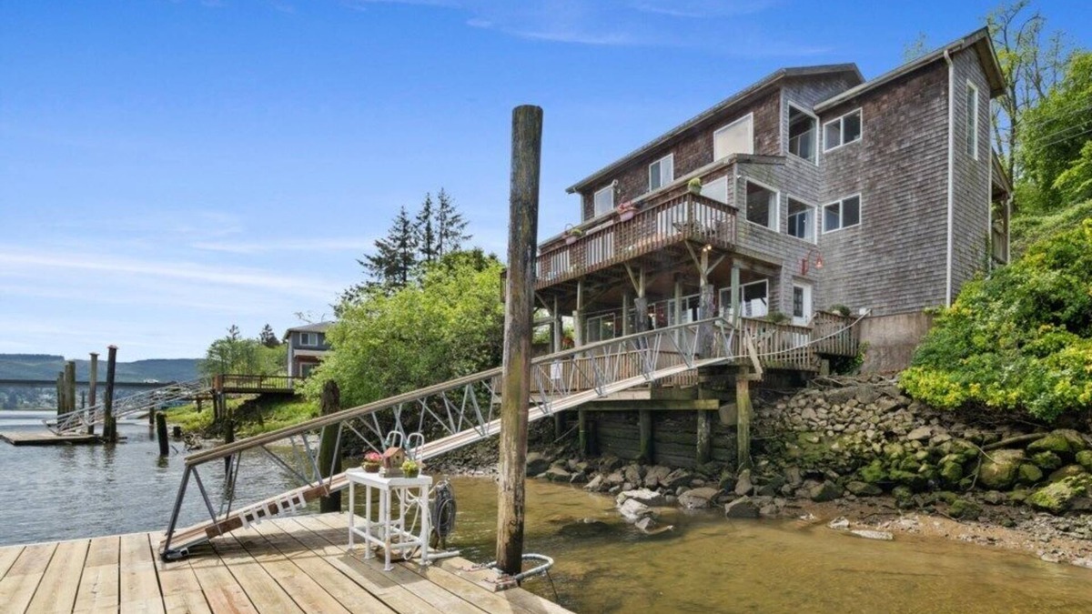 Nehalem Cottage | *Riverfront*Pvt Dock*Game Room*6 mins to Beach*
