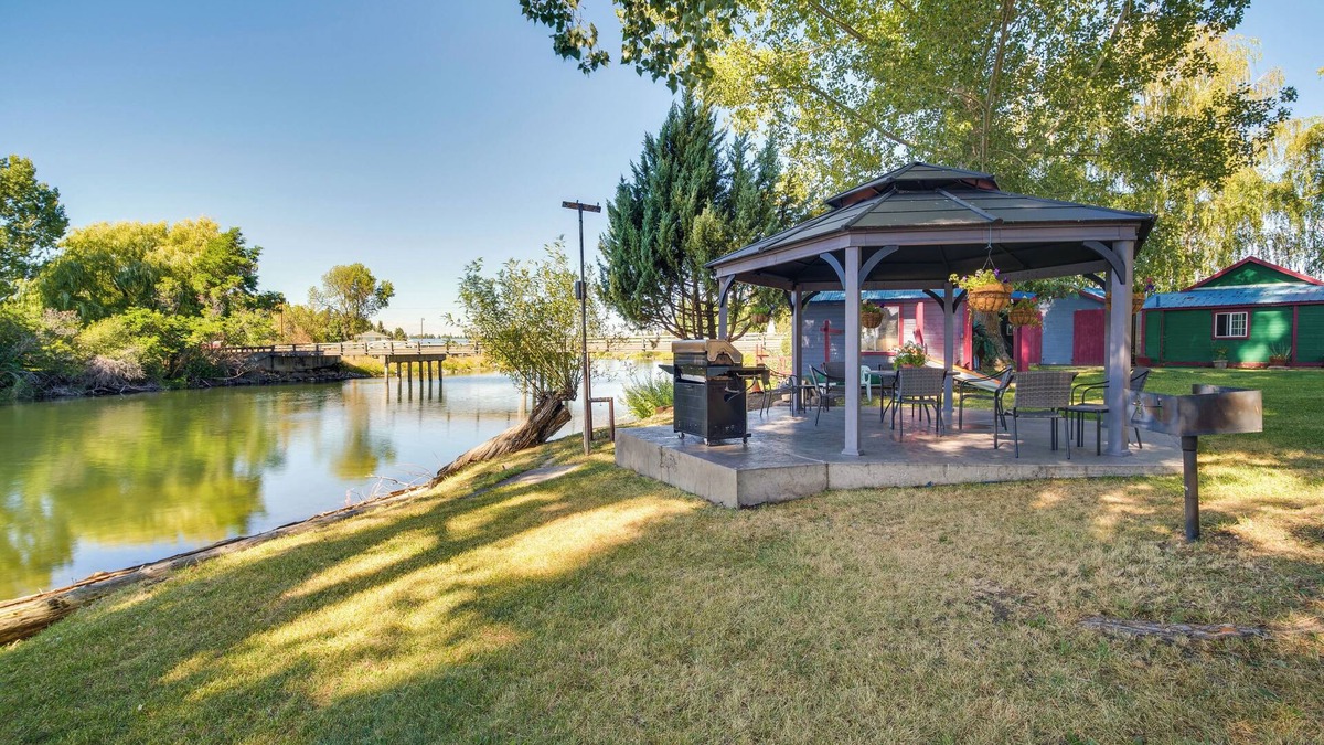 Chiloquin Apartment | Riverfront Resort Cabin ~ 21 Mi to Crater Lake!