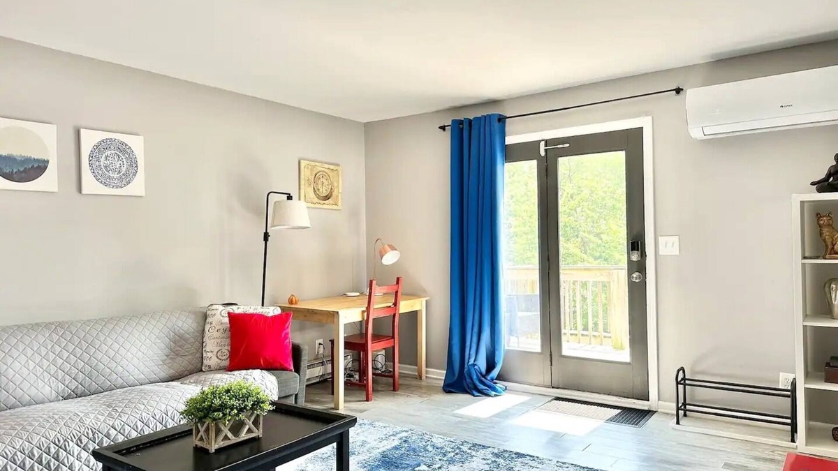Yorkville Apartment | Riverfront/RW Waterpark/Kayak & Canoe/Fishing/Free WIFI/Comfy beds