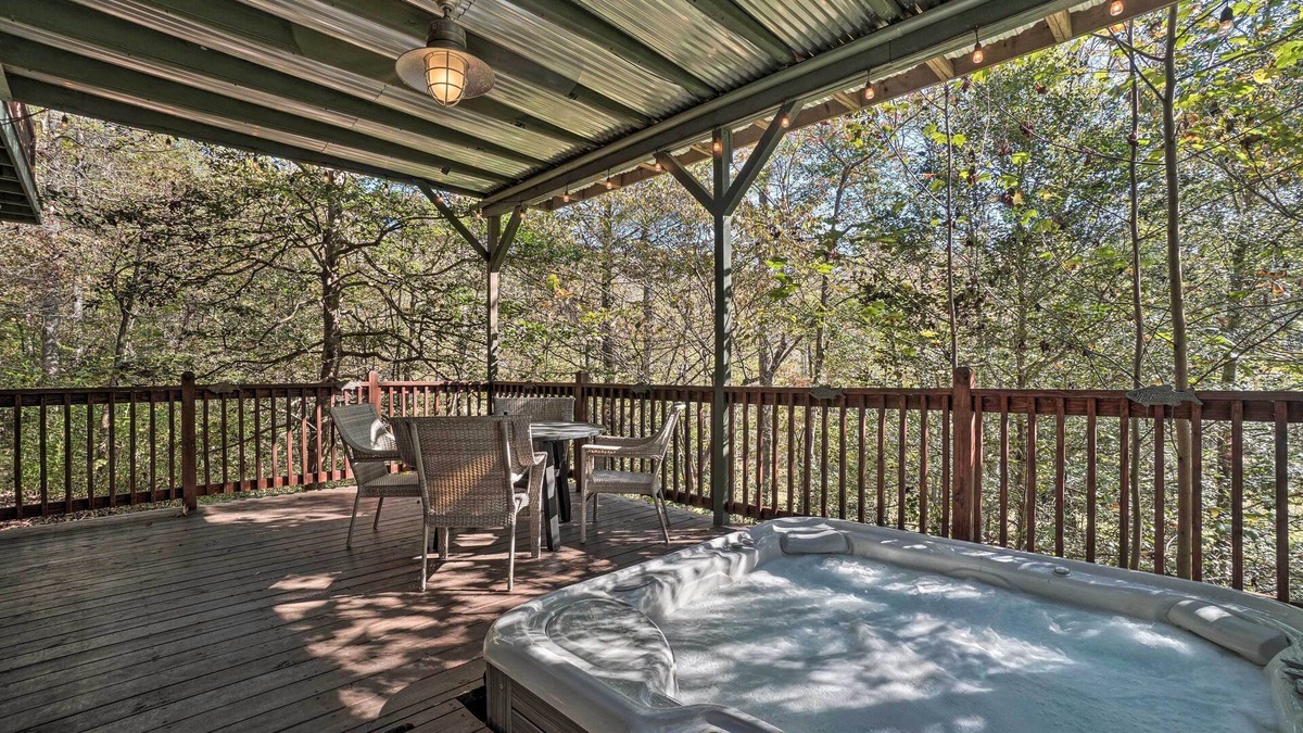 Lakemont Cabin | Riverfront Tallulah Falls Cabin w/Hot Tub!