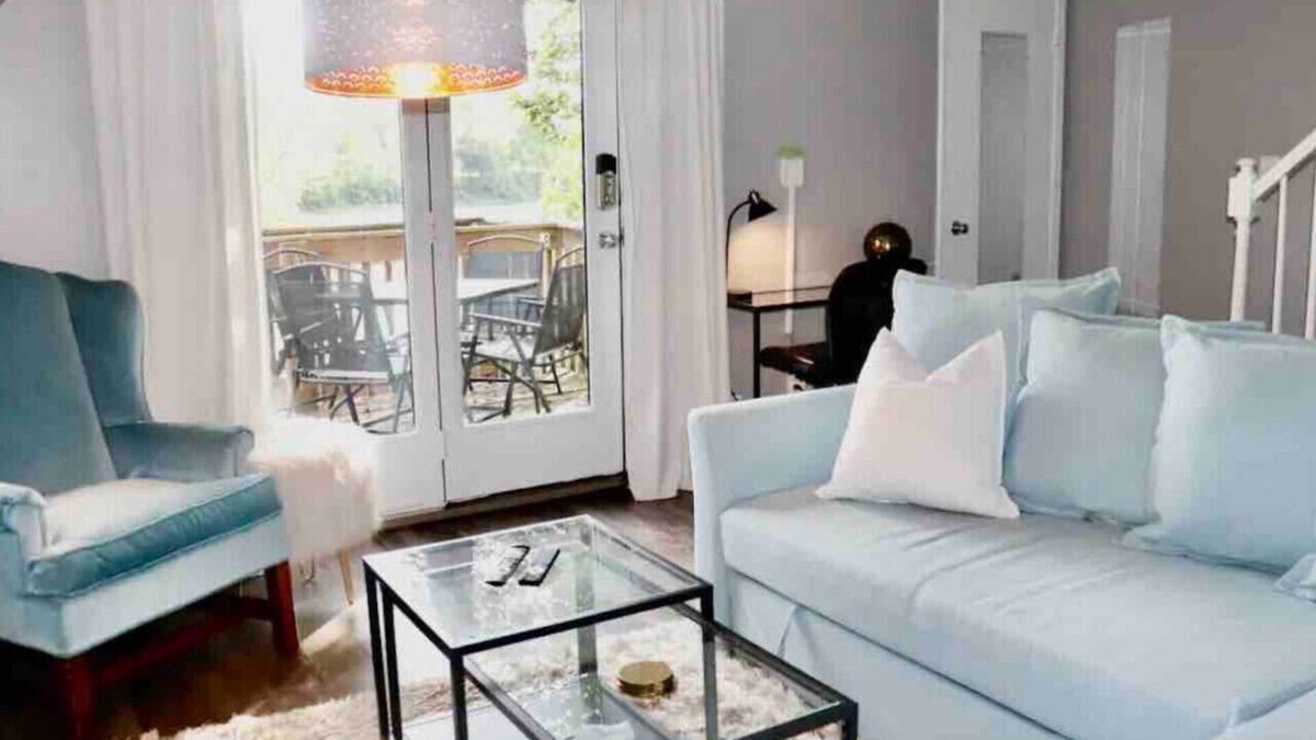 Yorkville Apartment | Riverfront Townhome in Downtown Yorkville