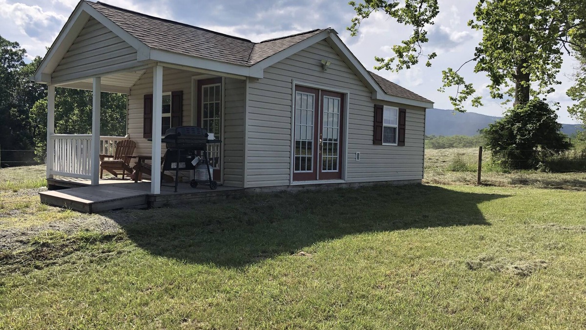 Elkton Cottage | Rivergreen Cottage-"Off The Grid"-WALK TO RIVER! Solar Powered!