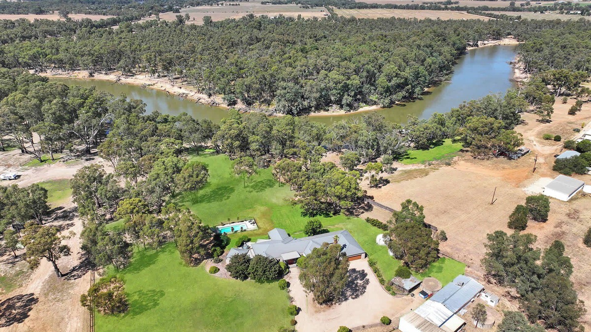 Moama House | Riverlyne - Riverfront Holiday Home