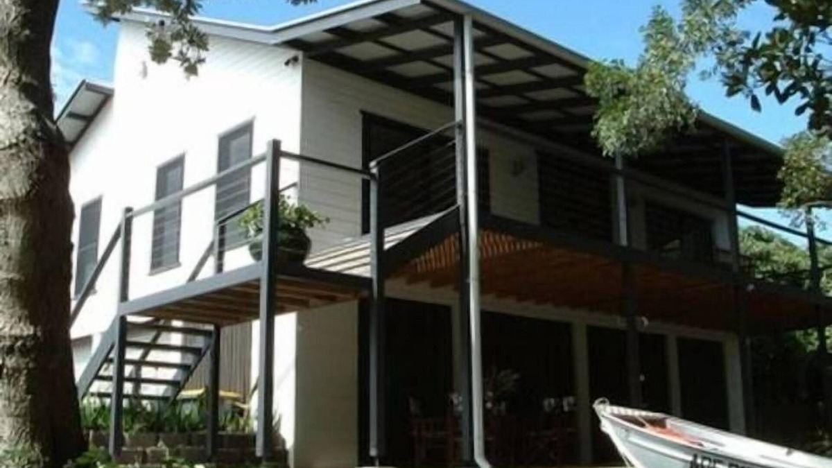Iluka House | RIVERPEARL - Waterfront modern private house in Iluka. nViewsnGarages huge yard