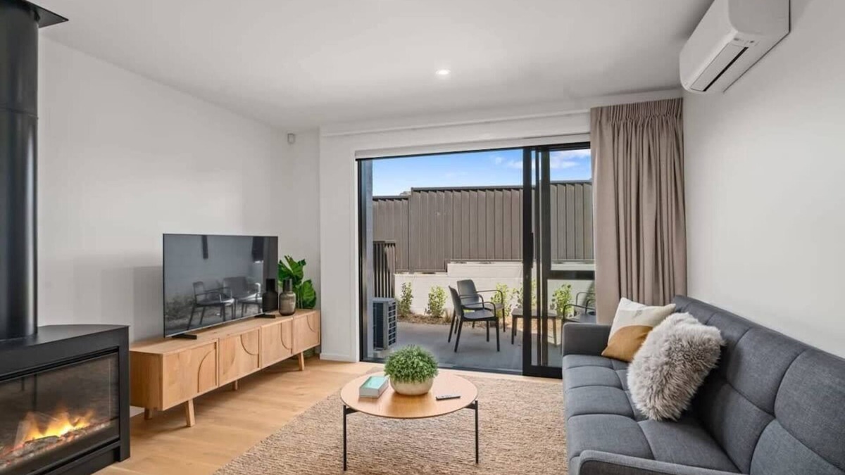 Albert Town Apartment | Rivers Abode Summary: