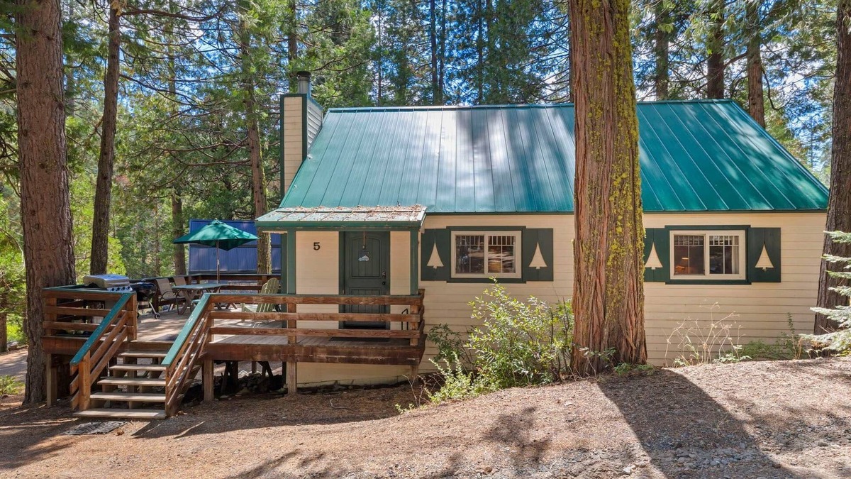 Strawberry House | Rivers Resort Cabin #5