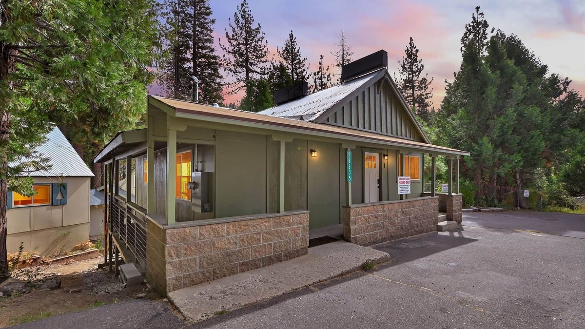 Pinecrest Cabin | Rivers Resort Cabin #1 "Millport"
