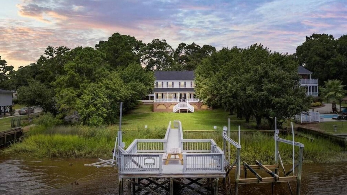 Little River House | River’s Rest: Stunning 7br House on the Water