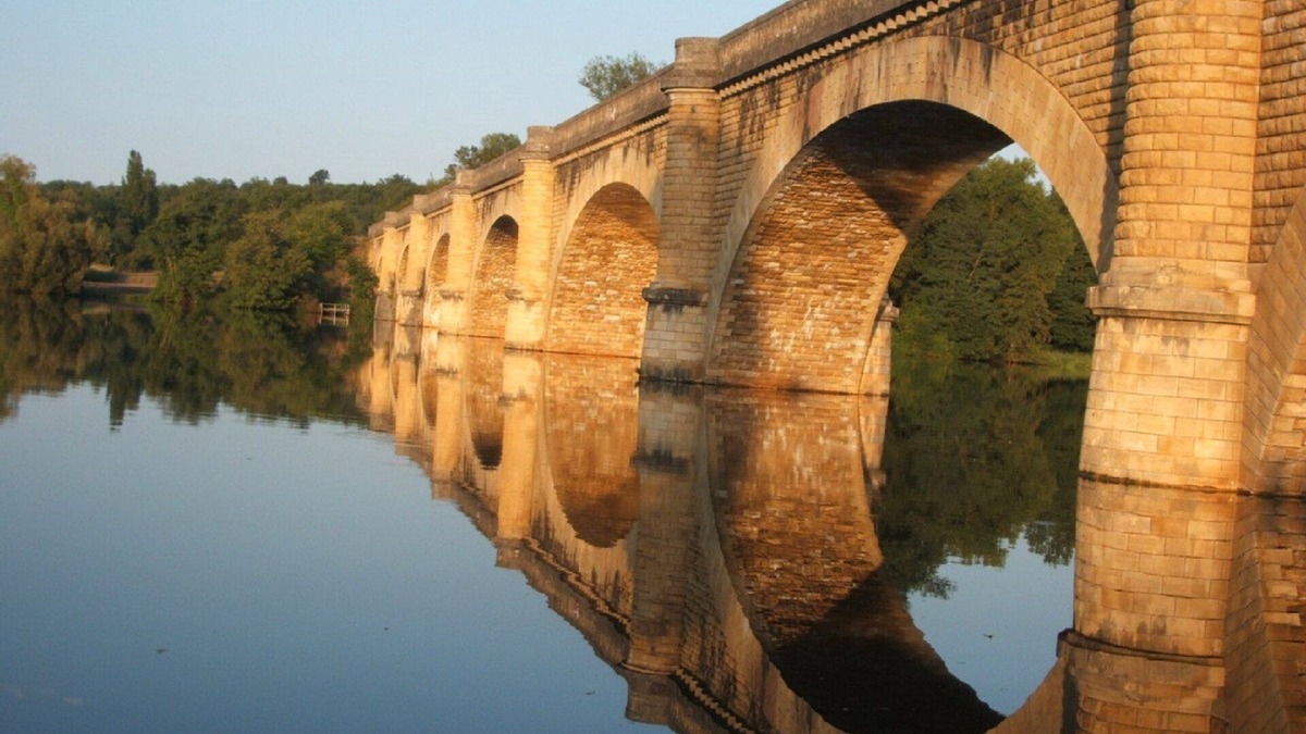 Mauzac-et-Grand-Castang House | Riverside House with pool, 4 bedrooms, 3 bathrooms, spacious with all ammenities