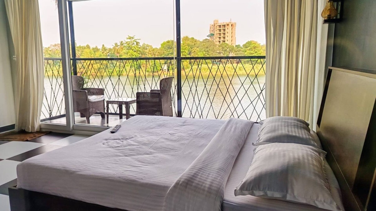 Aluva Apartment | Riverside 2 bedroom house with pool