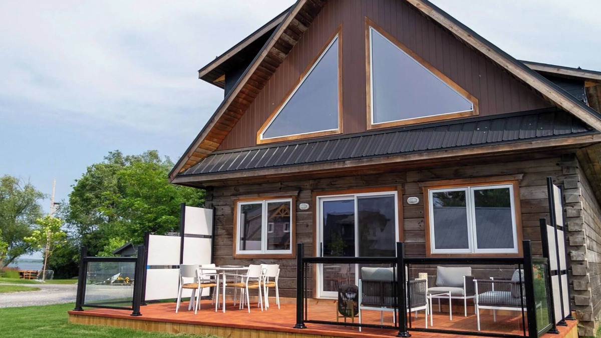Trent Hills House | Riverside Abode, sleeps 10 with beach and dock access