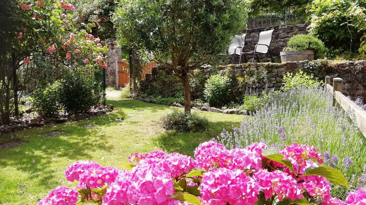Lanvallay Apartment | Riverside apartment with garden on the port of Dinan