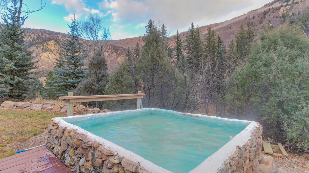 Carbondale House | Riverside cabin with natural spring hot tubs - close to skiing & fishing