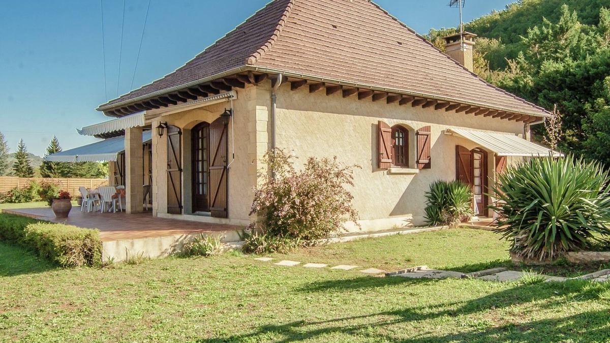 Condat-sur-Vezere Villa | Riverside Charm in Périgord Noir