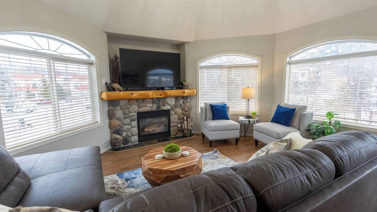 East Kootenay Condo | Riverside Chalet + Suite. Enormous Space