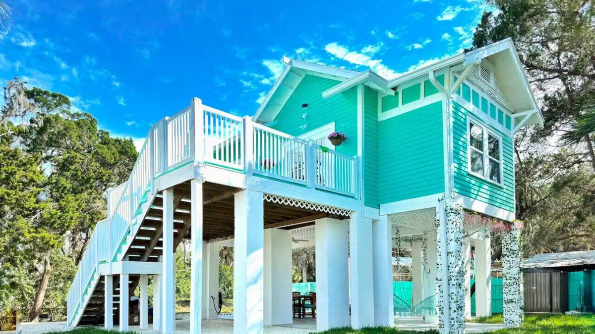 Crystal River House | Riverside Cozy Treehouse, Outdoor Movie & Firepit