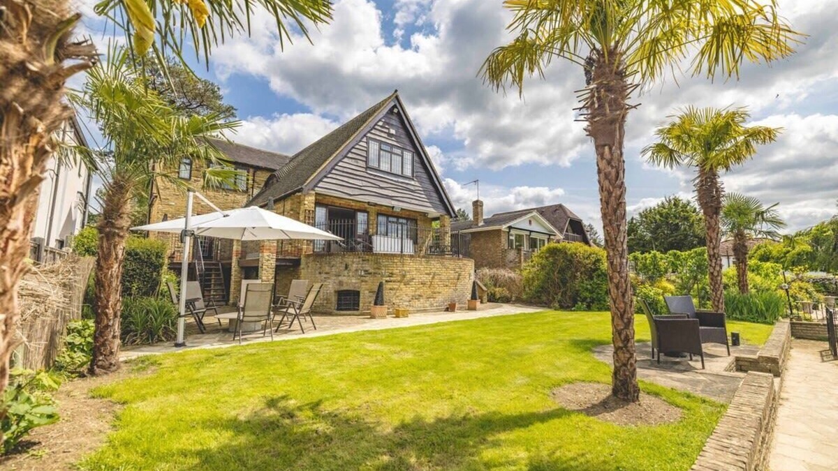 Wraysbury House | Riverside Bliss: 4-Bed Detached Home