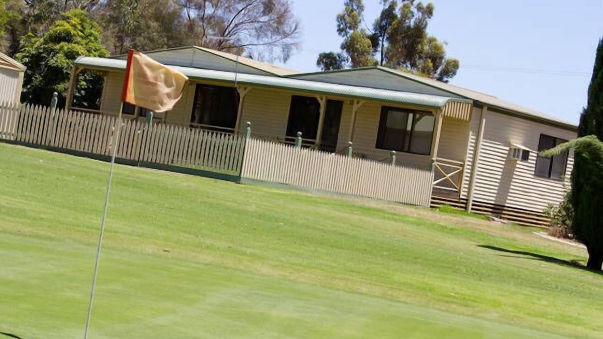 Nichols Point House | Riverside Golf Club 3 Bedroom Holiday House