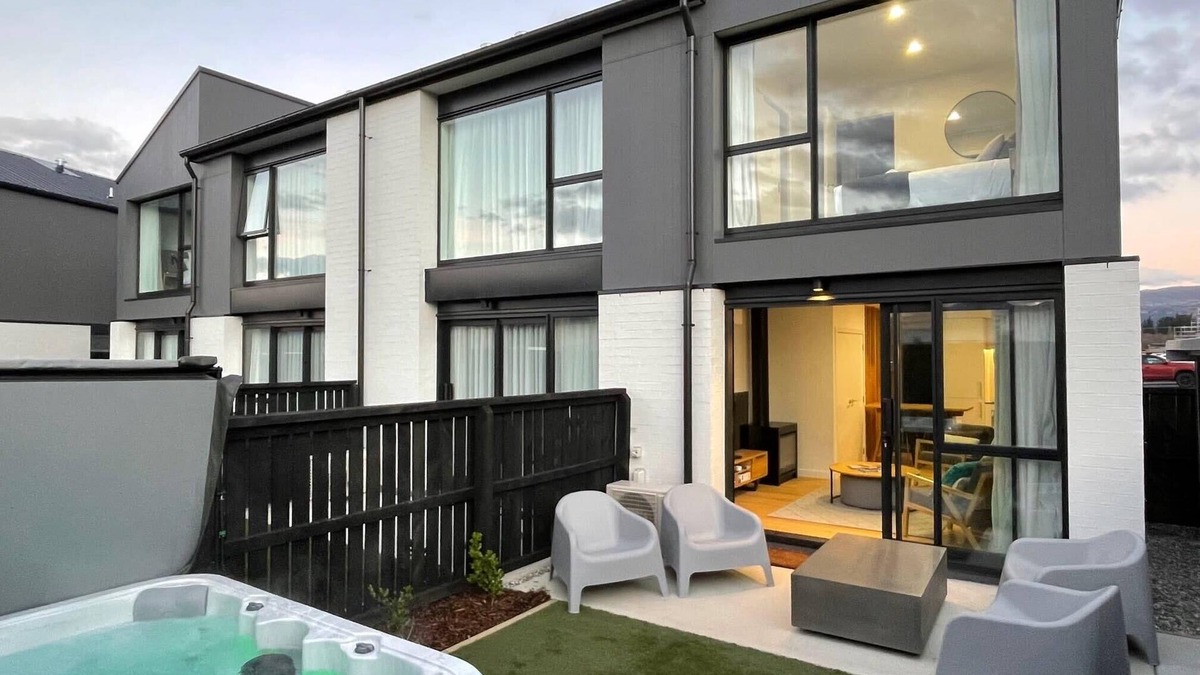 Albert Town House | Riverside Lodge - Luxury Two Bedroom With Hot Tub