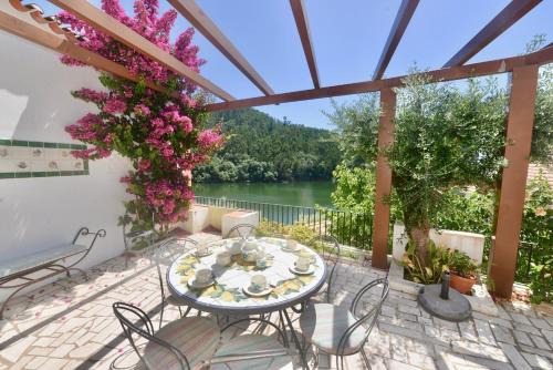 Nossa Senhora do Pranto House | Riverside - Lovely river-view 3 bedroom house