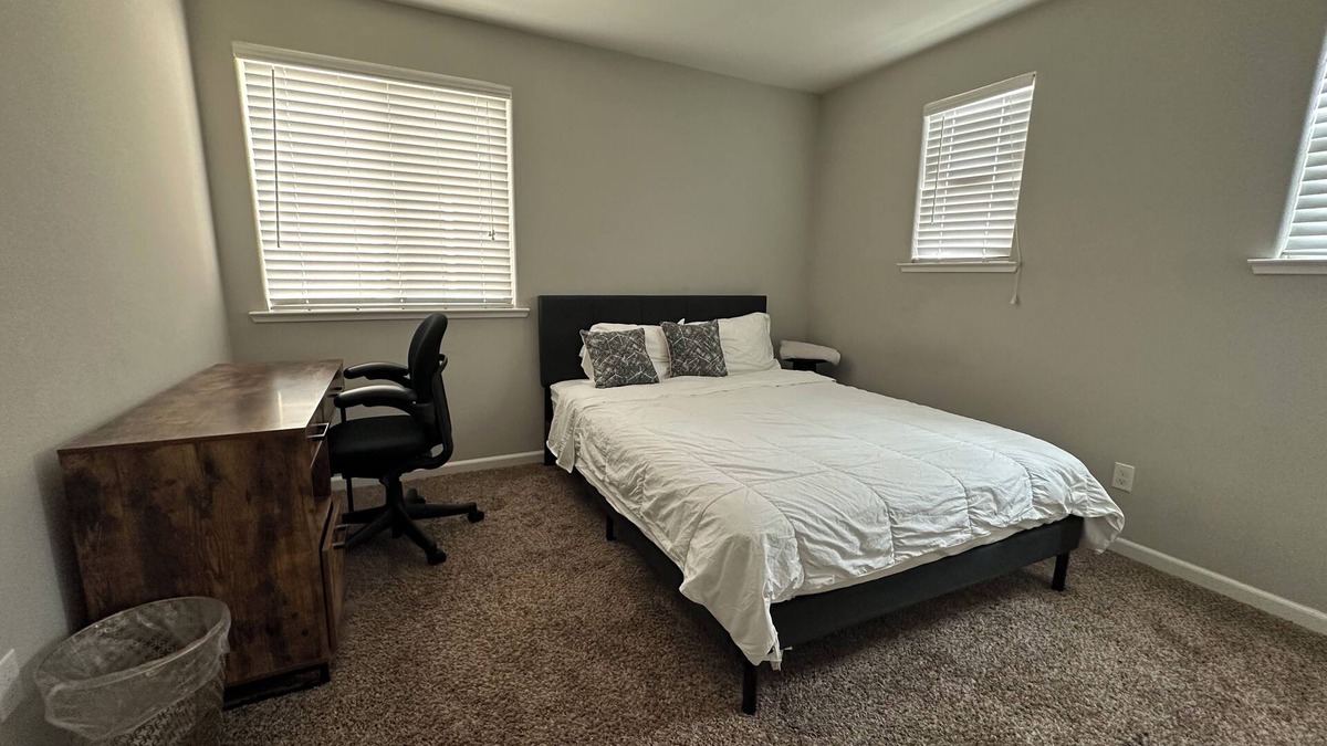 Herndon House | Riverside Retreat - 5 bedroom & 3 Bathroom with Wifi, AC, Washer & Dryer!