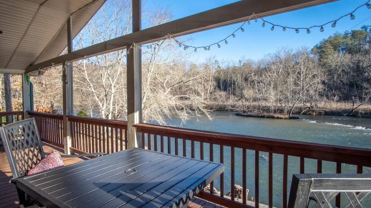Franklin House | Riverside retreat w/soothing views & soft sounds