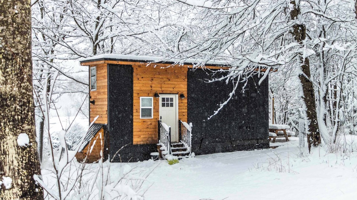 Johnson Cabin | Riverside Tiny House with hot tub near Stowe