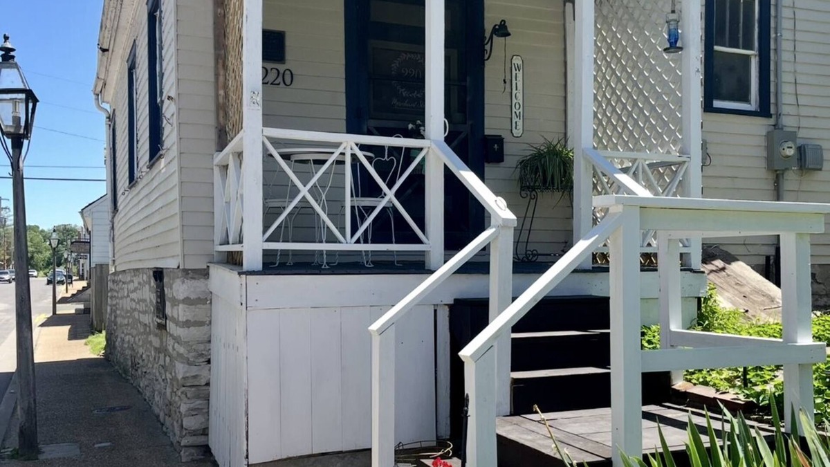 Lake Forest Estates Cottage | ⚜️Rivertown Retreat⚜️ Lewis & Clark: King BednSleeps 4