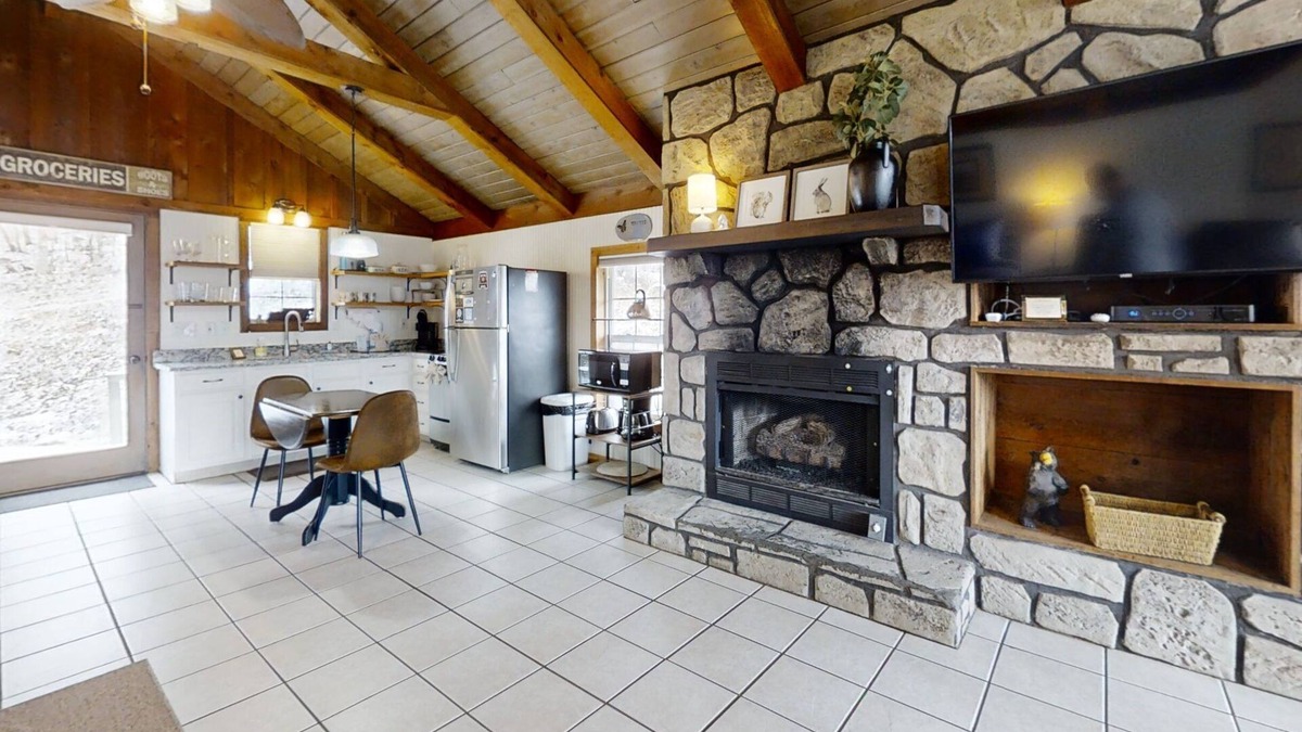 Townsend Cottage | Riverview 1 Bedroom Cabin by RedAwning