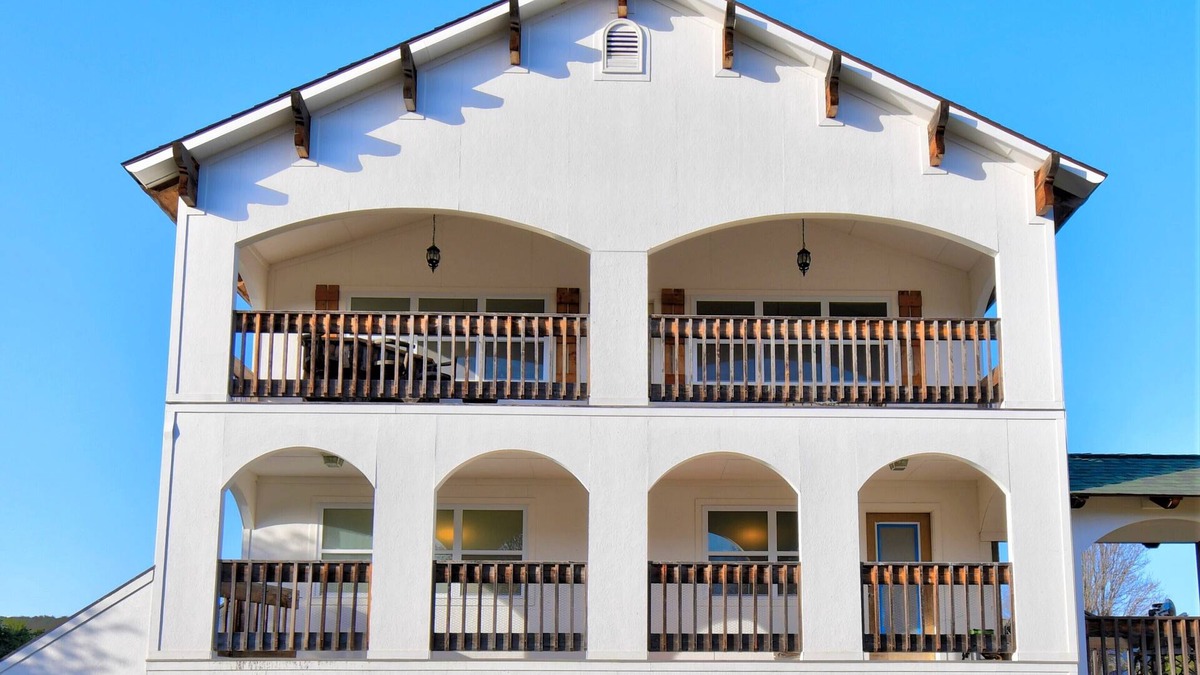 Ingram House | Riverview House, Upper Unit, 1BR/1BA, Sleeps 4, Two Balconies, Big Living Room