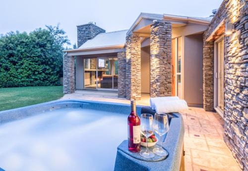 Arthur's Point House | Riverview Retreat Holiday Home by MajorDomo