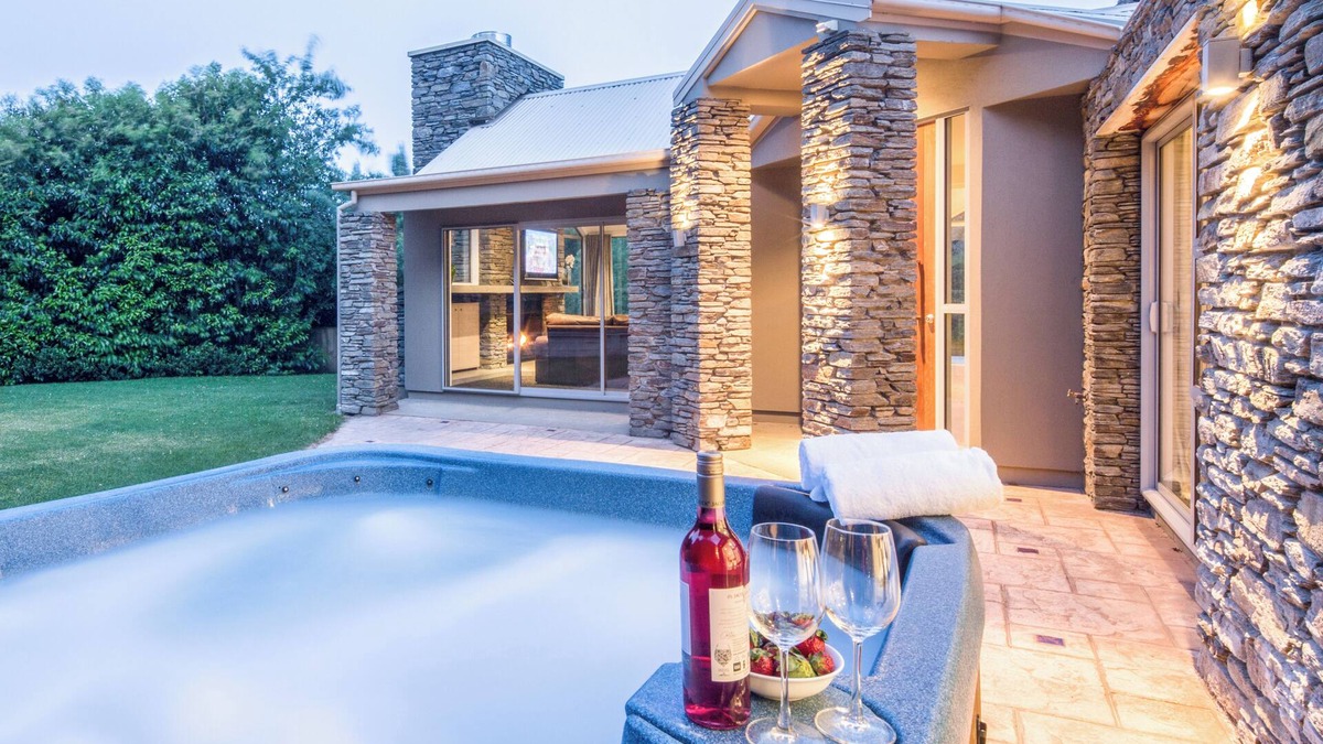 Arthur's Point House | Riverview Retreat