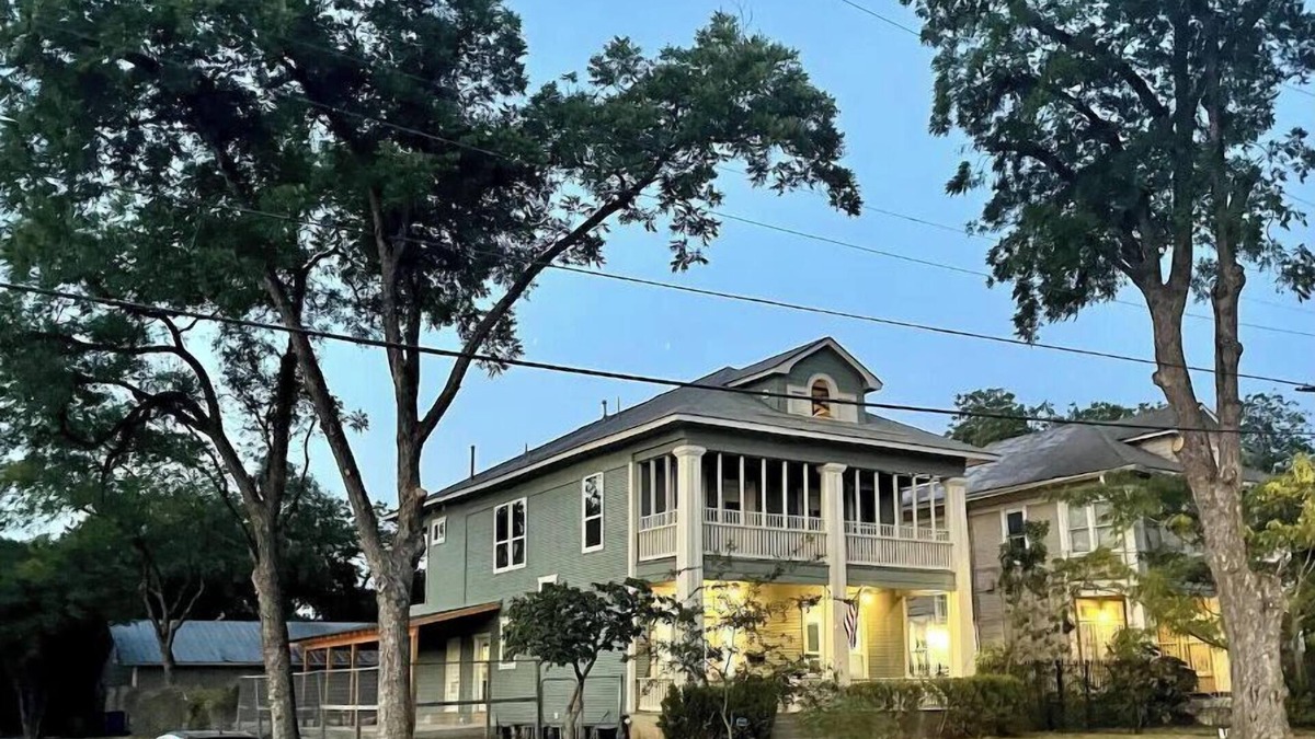 Mahncke Park House | Riverwalk Pearl Zoo Museums Pool 5 BR 4 1/2 Baths, -Ask for extra days!-