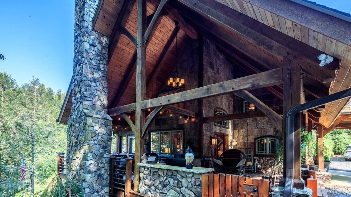 Lansing Cabin | Riverwind Lodge - Luxury Riverfront Lodge - Outdoor/Indoor Fireplaces - Privacy & Views