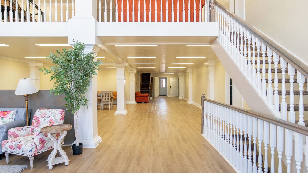Loa Hotel | Road Creek Inn