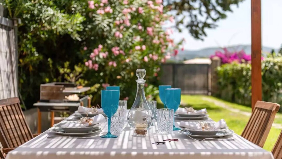 Capitana Apartment | Road to Villasimius seaside villa with garden and Jacuzzi