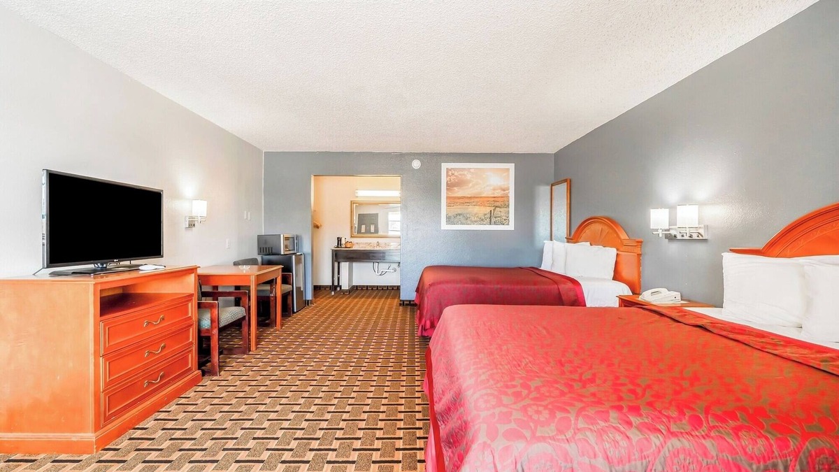 Vernon Hotel | Roadie’s Rest Stop – Pet-Friendly Stay w/Bath, Essentials, Near Hwy 287 Dining