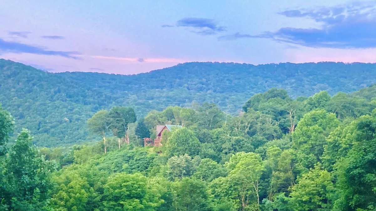 Roan Mountain House | Roan Vista Cottage: Hiker's Paradise. Minutes From Roan Mountain State Park.
