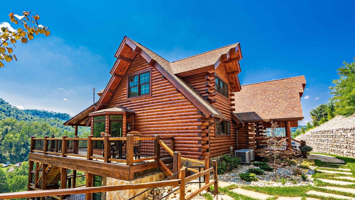 Gatlinburg Cabin | Roaring Fork Lodge | Fire Pit 🔥| Owner Managed | Private | Downtown | Hot Tub